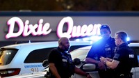 Sekelompok petugas polisi Memphis berbicara di luar di tempat di mana rapper Young Dolph terbunuh. Polisi mengatakan bahwa mereka belum menetapkan tersangka atas peristiwa penembakan ini. Departemen Kepolisian Memphis merilis pernyataan yang melaporkan penembakan itu dan mengatakan informasi awal menunjukkan bahwa korbannya adalah Thornton.