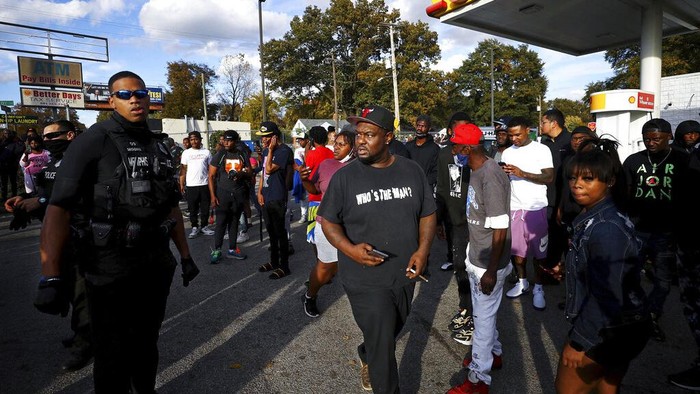 Rapper AS Young Dolph Tewas Ditembak di Toko Kue Rapper Amerika Serikat, Young Dolph tewas ditembak ketika dia berada di sebuah toko kue di Memphis, Tennessee, Amerika Serikat. Lokasi tersebut kini jadi tontonan.