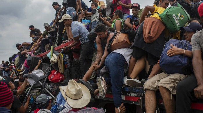 Ratusan Migran Berebut Naik Truk Demi Menuju AS A migrant child is lower from a trailer in Jesus Carranza, in the Mexican state of Veracruz, Wednesday, Nov. 17, 2021. A group of mainly Central American migrants are attempting to walk across Mexico to the U.S.-Mexico border. (AP Photo/Felix Marquez)