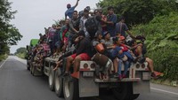 Beragam cara mereka lakukan untuk mencapai AS. Ribuan migran tersebut rela berjalan kaki hingga berebut menumpang truk-truk yang melintas.  