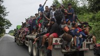Migran yang sebagian besar dari negara-negara Amerika Tengah itu berjalan ke arah perbatasan Amerika Serikat (AS).  