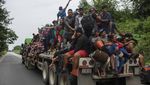 Ratusan Migran Berebut Naik Truk Demi Menuju AS