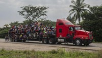 Sementara itu, gelombang migrasi besar-besaran warga dari berbagai negara di kawasan Amerika Selatan dan Amerika Tengah yang hendak masuk AS masih terus berlangsung. Ada berbagai faktor yang memicu para migran memilih meninggalkan negara asal mereka, di antaranya kondisi politik yang tak menentu, bencana maupun konflik di daerahnya, hingga sulitnya membangun kehidupan yang layak sehingga mereka pun memilih untuk menuju Amerika Serikat demi kehidupan yang lebih baik.  