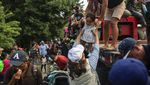 Ratusan Migran Berebut Naik Truk Demi Menuju AS