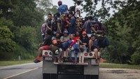 Ratusan migran tersebut meninggalkan negara asalnya demi memulai hidup baru di AS.  