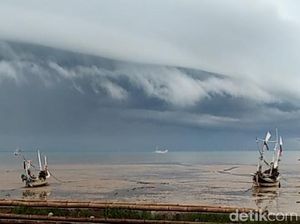 Awan Mirip Tsunami Terlihat di Langit Pamekasan