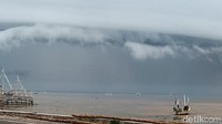 Awan mirip tsunami ini terlihat berada di atas laut kawasan Pantai Talang Siring. Tampak pula beberapa perahu sedang bersandar. Kondisi langit saat ada fenomena ini juga gelap digelayuti mendung. 