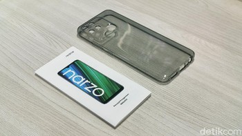 Realme memberikan buku petunjuk penggunaan dan case transparan. Foto: Adi Fida Rahman/detikINET