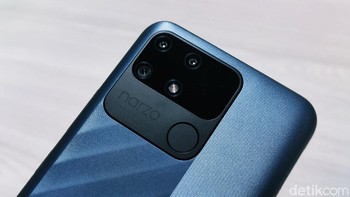 Realme memberikan sensor sidik jari di bagian belakang. Foto: Adi Fida Rahman/detikINET
