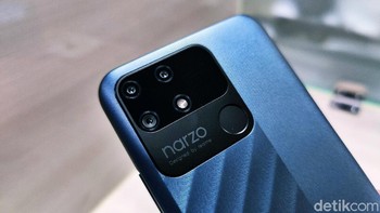 Di bagian belakangnya tersemat kamera utama 50 MP, ditemani kamera makro dan B&W berukuran 2 MP. Foto: Adi Fida Rahman/detikINET