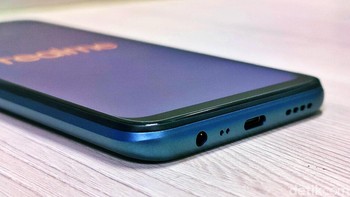 Realme turut dibekali baterai berkapasitas besar, yakni 6.000mAh. Agar lebih cepat terisi diberikan fitur Quick Charge 18W. Foto: Adi Fida Rahman/detikINET