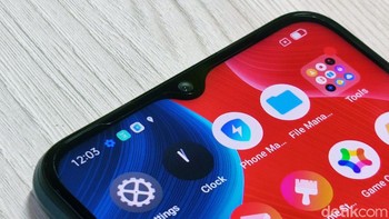 Realme Narzo 50a mengusung notch tetesan air, di sanalah kamera 8 MP berada. Foto: Adi Fida Rahman/detikINET