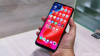 HP penerus Realme Narzo 30a ini mengusung layar IPS LCD 6,5 inch dengan resolusi HD+. Punya tingkat kecerahan 570 nits dan screen to body mencapai 81,7%. Foto: Adi Fida Rahman/detikINET