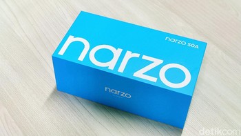 Realme Narzo 50A dikemas dalam kotak warna biru. Foto: Adi Fida Rahman/detikINET