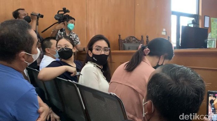 Rieke Diah Pitaloka mendampingi Valencya sidang pembelaan