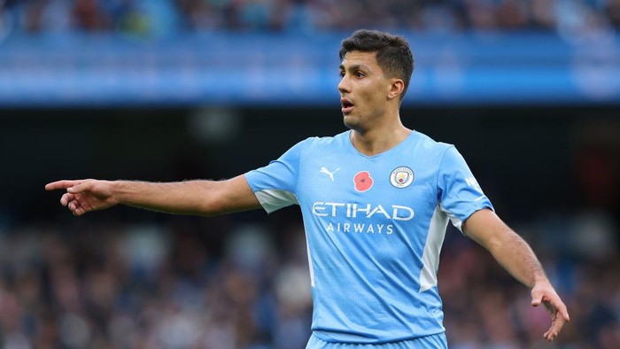 LONDON, ENGLAND - SEPTEMBER 25: Rodri of Manchester City during the Premier League match between Chelsea and Manchester City at Stamford Bridge on September 25, 2021 in London, England. (Photo by Catherine Ivill/Getty Images)