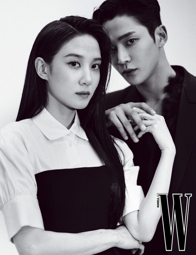 Rowoon dan Park Eun Bin membuat penonton drama Korea The King’s Affection histeris dengan adegan ciumannya. Pasalnya, Park Eun Bin dikisahkan sebagai wanita yang menyamar menjadi pria. Foto: dok. W Korea
