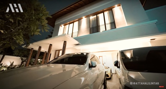 Dari luar terlihat rumah yang terdiri dari dua lantai itu didominasi dengan warna coklat dan putih. Bagian garasinya tampak penuh dengan mobil-mobil mewah koleksi Lesti dan Billar yang bikin salfok. Foto: YouTube/AH
