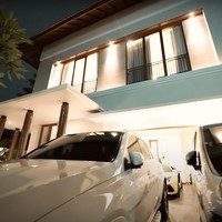 Dari luar terlihat rumah yang terdiri dari dua lantai itu didominasi dengan warna coklat dan putih. Bagian garasinya tampak penuh dengan mobil-mobil mewah koleksi Lesti dan Billar yang bikin salfok. Foto: YouTube/AH