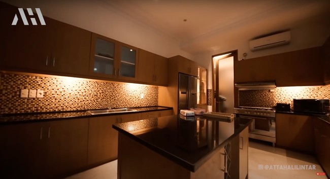 Bagian dapurnya tampak elegan dengan dominasi warna coklat. Untuk menjaga kenyamanan, Lesti dan Billar pun memasang pendingin ruangan di dapurnya itu. Dalam video tampak dapur tersebut dilengkapi dengan kulkas, kompor, microwave, dan peralatan-peralatan dapur lainnya. Foto: YouTube/AH