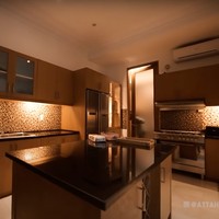 Bagian dapurnya tampak elegan dengan dominasi warna coklat. Untuk menjaga kenyamanan, Lesti dan Billar pun memasang pendingin ruangan di dapurnya itu. Dalam video tampak dapur tersebut dilengkapi dengan kulkas, kompor, microwave, dan peralatan-peralatan dapur lainnya. Foto: YouTube/AH
