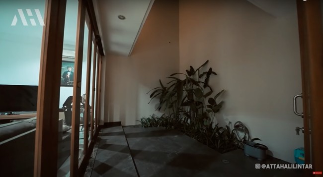 Di samping dekat dapurnya itu terdapat ruangan terbuka yang belum tahu akan dijadikan apa. Lesti sendiri mengaku tak ingin menjadikan ruangan itu sebagai tempat merokok karena baunya pasti akan masuk ke dalam rumah. Foto: YouTube/AH