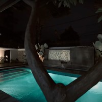 Di bagian belakang rumah terdapat kolam renang yang cukup luas. Kolam renang tersebut tampak dilengkapi dengan pepohonan yang membuatnya terlihat semakin asri. Foto: YouTube/AH