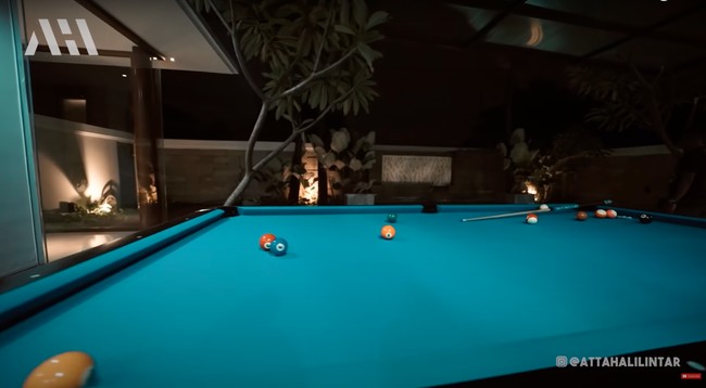 Di samping kolam renang, Lesti dan Billar menyediakan meja billiar yang dapat dimainkan. Ketika berkunjung, Atta dan Aurel pun sempat terlihat mencoba dan bermain billiar bersama Billar dan Lesti. Foto: YouTube/AH