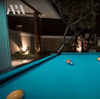 Di samping kolam renang, Lesti dan Billar menyediakan meja billiar yang dapat dimainkan. Ketika berkunjung, Atta dan Aurel pun sempat terlihat mencoba dan bermain billiar bersama Billar dan Lesti. Foto: YouTube/AH