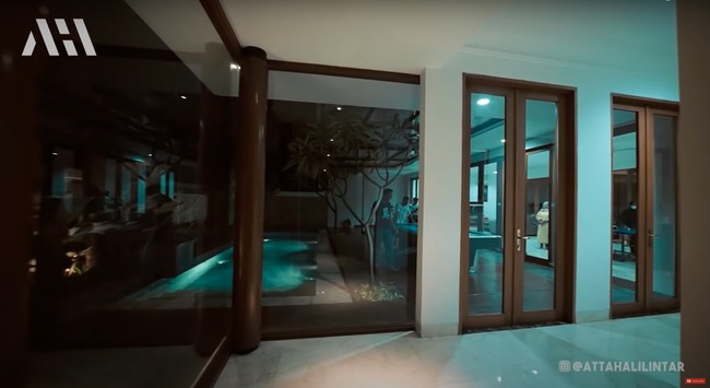 Begini penampakan ruang belakang yang berisi kolam renang dan billiar jika dilihat dari dalam rumah. Jadi, menurutmu bagaimana penampakan rumah baru milik Lesti dan Billar ini? Foto: YouTube/AH