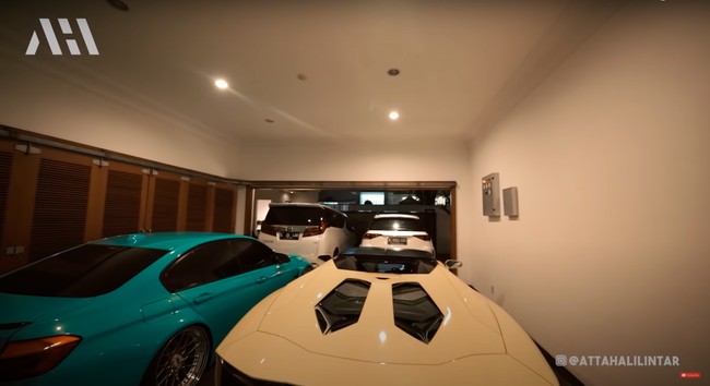 Memiliki garasi yang cukup luas, keempat mobil mewah milik Lesti dan Billar pun tampak muat terparkir rapih di dalam rumahnya. Pada bagian garasi juga terdapat akses masuk ke dalam rumah. Foto: YouTube/AH