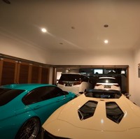 Memiliki garasi yang cukup luas, keempat mobil mewah milik Lesti dan Billar pun tampak muat terparkir rapih di dalam rumahnya. Pada bagian garasi juga terdapat akses masuk ke dalam rumah. Foto: YouTube/AH