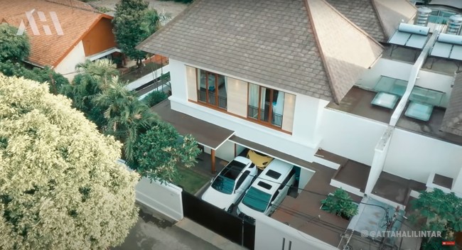 Berkesempatan menjadi tamu pertama yang berkunjung ke rumah baru Lesti Kejora dan Rizky Billar, Atta dan Aurel pun mengabadikannya melalui video yang kemudian diunggah ke YouTube. Dalam video terlihat bahwa rumah baru milik Lesti dan Billar itu cukup luas dan mewah. Foto: YouTube/AH