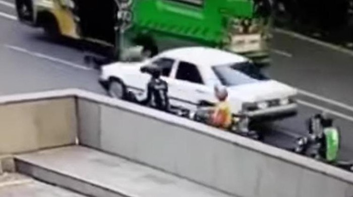 Screenshot video viral satpam ditabrak mobil sedan putih di Medan (dok. Istimewa)
