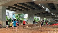 Mereka memanfaatkan lahan kosong di lokasi tersebut untuk bermain dan beraktifitas. 