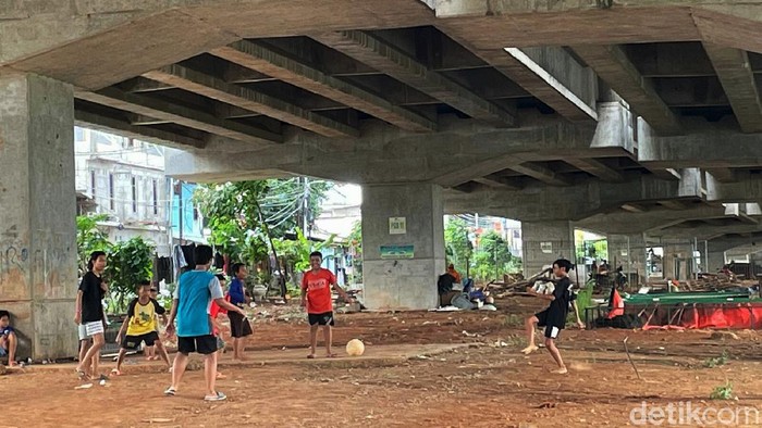 Semringah Anak-anak di Kolong Tol Becakayu Minimnya lahan terbuka untuk bermain di pemukiman padat penduduk membuat anak-anak terpaksa bermain di kolong Tol Becakayu.