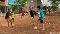 Mereka terlihat ceria menggunakan bola plastik saat bermain sepak bola.