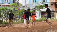 Setiap sore banyak anak-anak main bola di kolong jembatan.