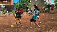 Bahkan mereka merasa senang bisa bermain sepak bola di kolong jembatan ini.