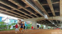Sejumlah anak-anak memanfaatkan kolong Tol Becakayu sebagai lahan bermain di kawasan Cipinang Muara, Jakarta Timur, Kamis (18/11/2021).