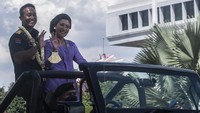 Panglima TNI Jenderal TNI Andika Perkasa bersama Istri Diah Erwiany mengikuti tradisi pisah sambut Panglima TNI di Mabes TNI, Cilangkap, Jakarta, Kamis (18/11/2021).   