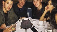 Dalam momen makan malam bersama, Shawn Mendes dan Camila juga sering mengajak teman-teman mereka. Salah satunya adalah Nick Jonas. Foto: Instagram/Getty Images