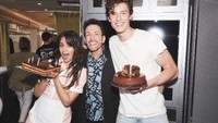 Kekompakan Shawn Mendes dan Camila Cabello saat memberikan kejutan ulang tahun untuk temannya. Keduanya kompak membawa kue cokelat untuk temannya tersebut. Foto: Instagram/Getty Images