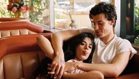 Berpose di restoran, ini adalah salah satu adegan dalam video musik mereka yang berjudul Senorita yang menjadi lagu terhits sejak dikeluarkan Foto: Instagram/Getty Images