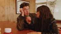 Awalnya banyak yang mengira bahwa hubungan Shawn Mendes dan Camila Cabello hanya sebatas gimmick. Namun, itu semua terelakkan dengan beredarnya kebersamaan mereka saat makan bersama. Foto: Instagram/Getty Images