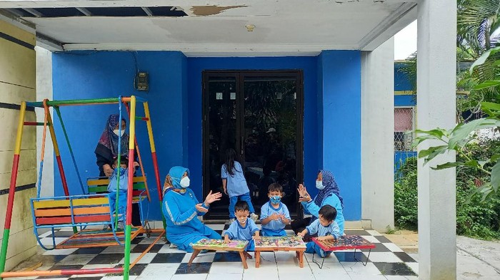Siswa PAUD di Tangerang belajar di teras gara-gara dilarang pakai gedung (Khairul-detikcom)