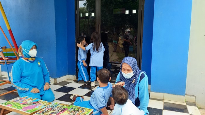 Siswa PAUD di Tangerang belajar di teras gara-gara dilarang pakai gedung (Khairul-detikcom)