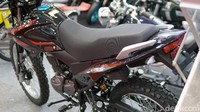 Secara tampilan, GY150 Aries ini hadir dengan desain motor trail yang cukup unik. Postur dan tampilannya bergaya bak motor trail yang siap dipakai tandem. Terlihat dari joknya yang dibuat tebal dan diberikan handle untuk pembonceng. Foto: Muhammad Hafizh Gemilang
