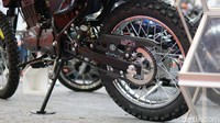Untuk urusan dimensi, GY150 Aries cukup gagah dengan panjang sekitar 2.350 mm, lebar 800 mm, dan tinggi 1.180 mm. Spek kaki-kakinya pun terlihat mumpuni dengan pelek ukuran 21 inci di depan dan 18 inci di belakang yang dibalu ban MT dari pabrikan IRC. Foto: Muhammad Hafizh Gemilang