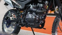 Dari sektor mesin, GY150 Aries dibekali dengan mesin silinder tunggal berkapasitas 149,4 cc yang masih mengandalkan karburator untuk penyaluran bahan bakarnya. Mesinnya ini pakai piston berdiameter 62 mm dengan ukuran langkah 49,5 mm. Di atas kertas, klaim SM Sport, GY150 Aries ini bisa mengeluarkan tenaga sekitar 11,38 HP di 8.000 RPM dan torsi 10 Nm di 7.500 RPM. Foto: Muhammad Hafizh Gemilang